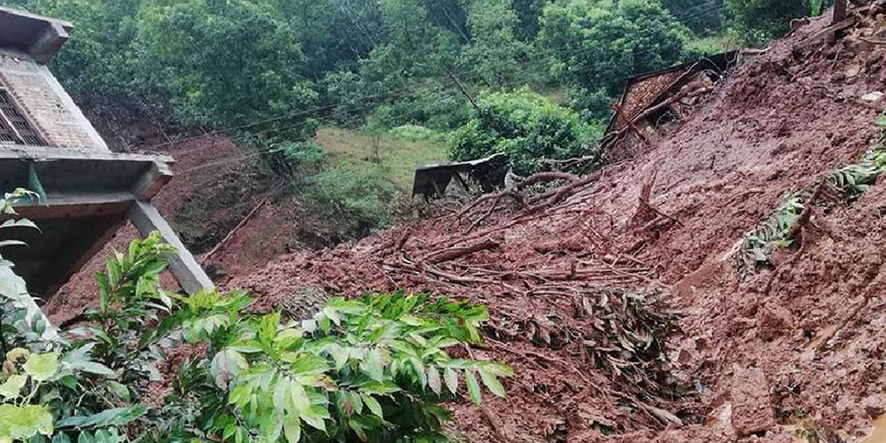 वडा कार्यालय निर्माण गर्दा स्थानीयको घर पहिरोमा